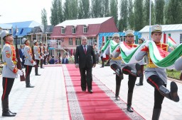 Лидер нации Эмомали Рахмон в торжественной обстановке поднял Государственный флаг Таджикистана в рай